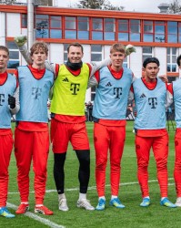 乐鱼app-诺伊尔与5位队友合影：自己德甲首秀时，他们还没出生